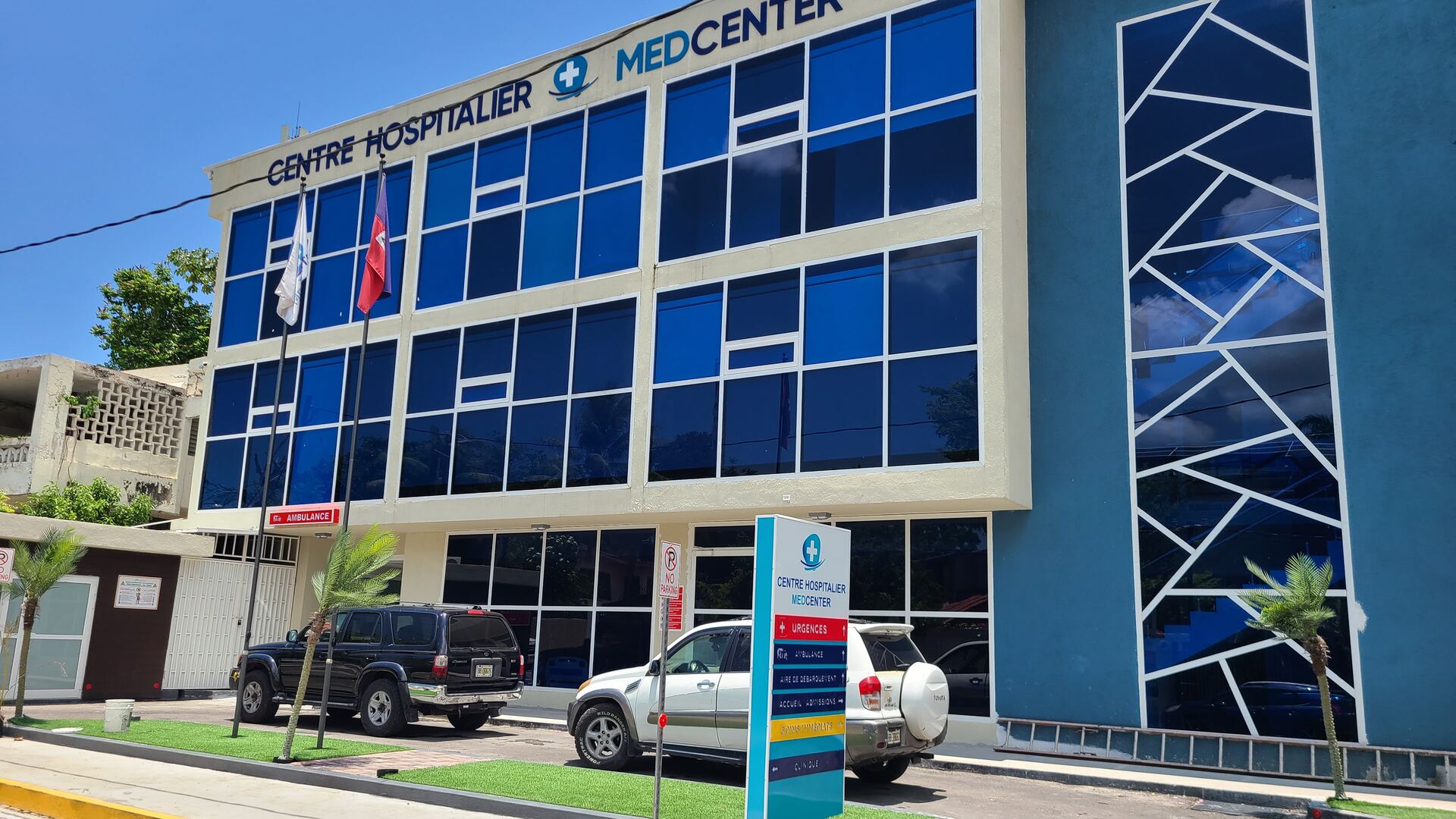 Façade vitrée du Centre Hospitalier MedCenter à Canapé-Vert, Port-au-Prince