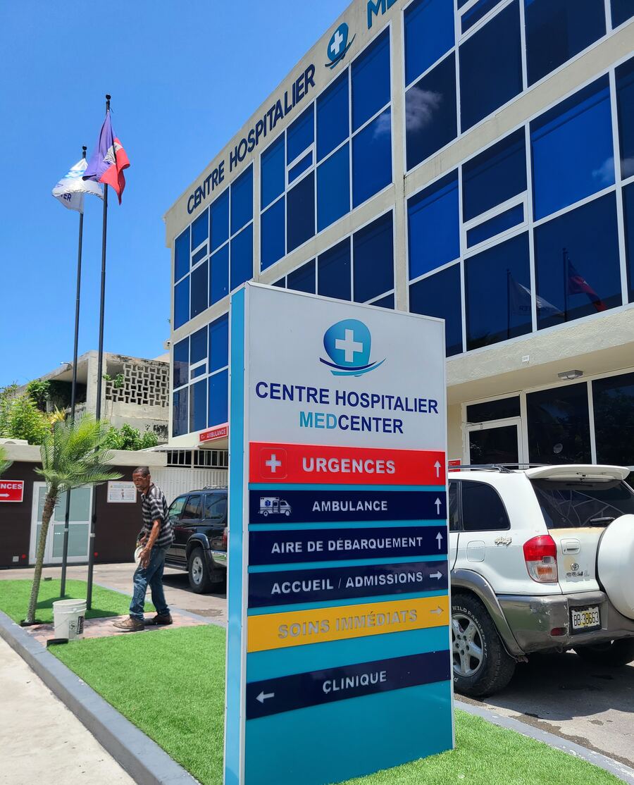 Signalétique d'orientation : urgences, ambulance, admissions